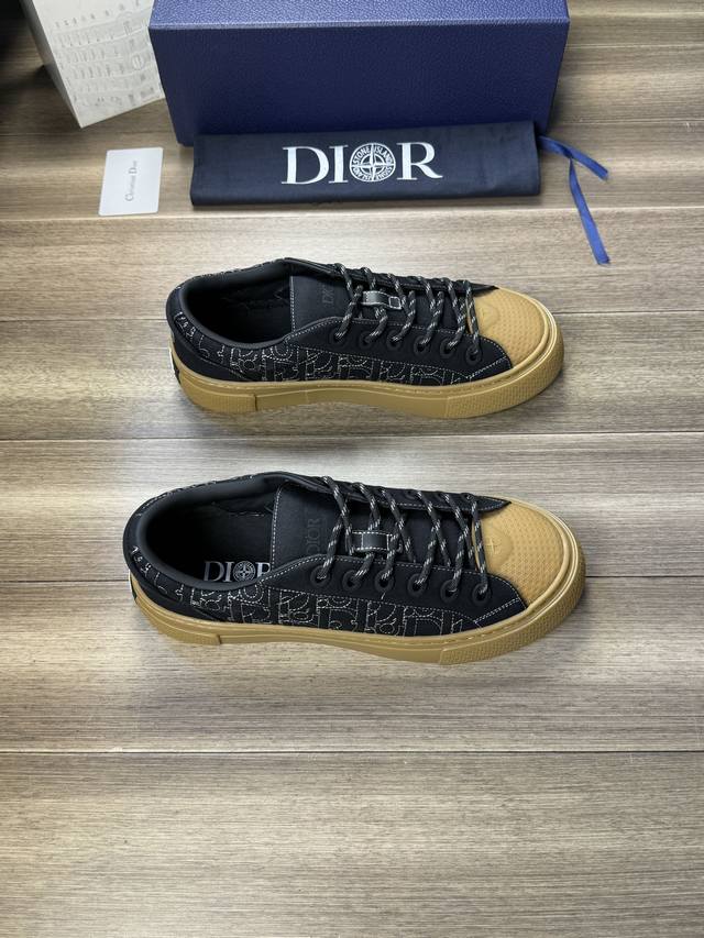 Dior 迪奥 -高端品质 原单 -鞋面：品牌帆布、鞋身刺绣品牌图腾、金属logo鸡眼 -内里：水染牛皮，垫脚; 品牌帆布 -原版：超轻tpr 橡胶；成型大底